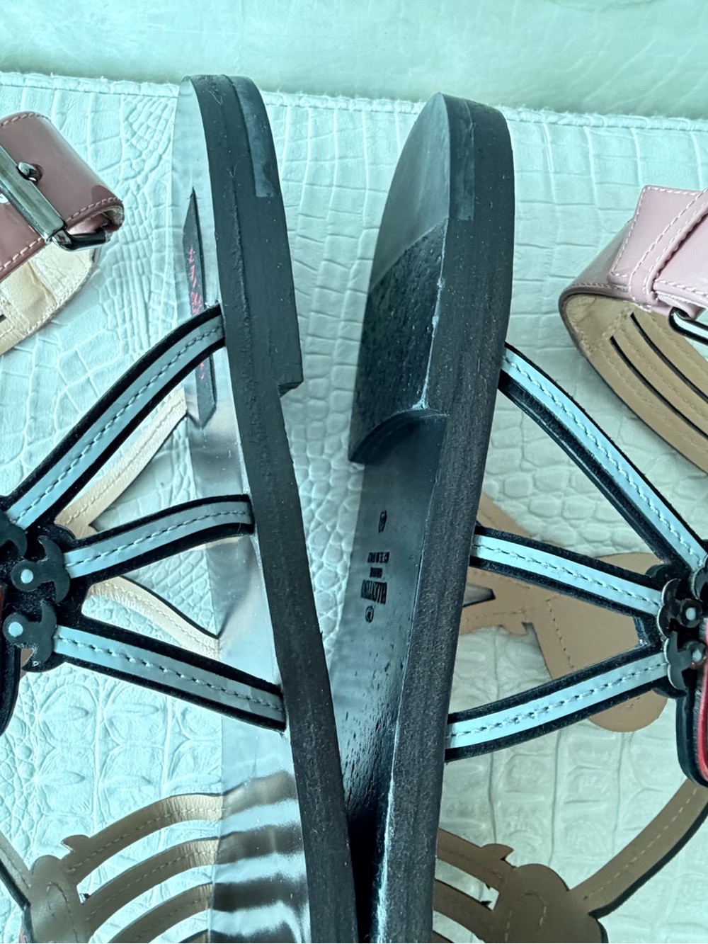 Valentino Garavani Women’s Black and Pink Heart-Strap Sandals Size 40, US 9,5 - Picture 14 of 17